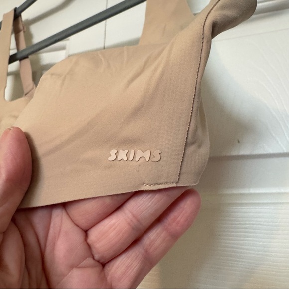 SKIMS NAKED SCOOP BRALETTE - Picture 2 of 5
